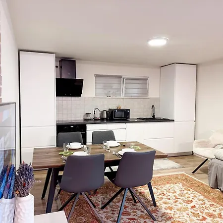 The Quiet Courtyard-parking, 2 Bdr Apart, Garden Apartman *