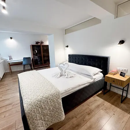 The Quiet Courtyard-parking, 2 Bdr Apart, Garden *