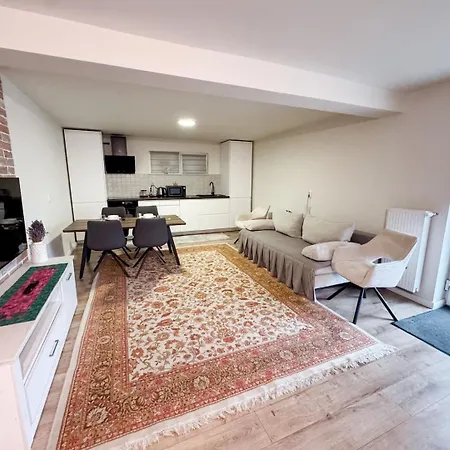 The Quiet Courtyard-parking, 2 Bdr Apart, Garden