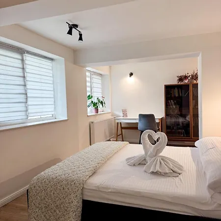 The Quiet Courtyard-parking, 2 Bdr Apart, Garden *