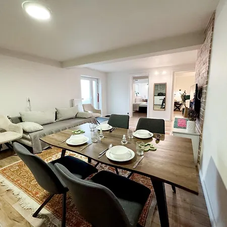 Apartman The Quiet Courtyard-parking, 2 Bdr Apart, Garden *