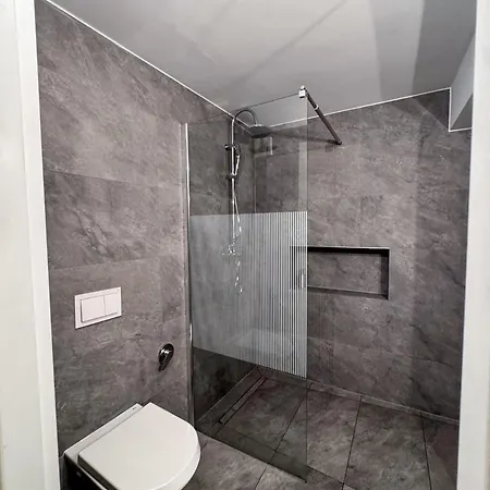 The Quiet Courtyard-parking, 2 Bdr Apart, Garden *