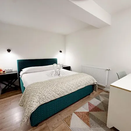 The Quiet Courtyard-parking, 2 Bdr Apart, Garden