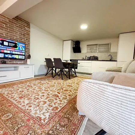 Apartman The Quiet Courtyard-parking, 2 Bdr Apart, Garden