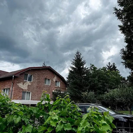 The Quiet Courtyard-parking, 2 Bdr Apart, Garden